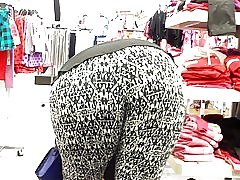 Šťavnaté pohupujíce veľký čierny zadok ohýbanie na sears...