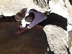 Tugas chytil v skalách