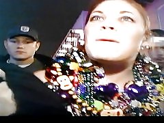 Dvaja priatelia blikajúce mačička s červenou hlavou s obrovským prsia