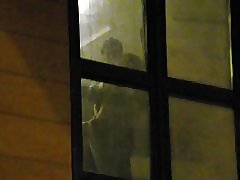 Chlapcov sleduje susedov