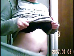 Manželka chytení sa hrá s prsia a bradavky