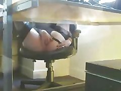 Skrytá kamera pod stolom nadržaná mamička