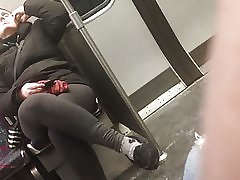 Veľmi sexy nohy visieť dráždiť