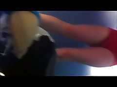 Plachý dospievajúci s plnou bush a veľké prsia po plávaní