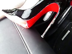 Lízat moje podpätky čisté! coura v auto leatheramp; louboutin podpätky